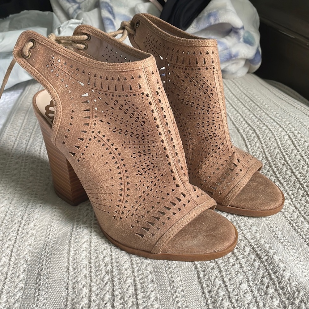 Beautiful lace-up booties🐻